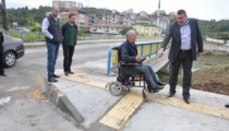 ALAPLI BELEDİYESİ GÖRME ENGELLİLER İÇİN KALDIRIM YAPTI