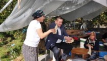 BAŞKANA GÖZLEME İKRAM ETTİLER
