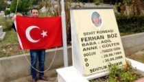 Şehidin Kabrindeki Göndere İtfaiye Aracıyla Türk Bayrağı Çekildi