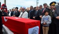 ŞEHİDİ BİNLERCE KİŞİ UĞURLADI