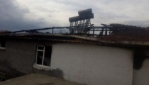 SARIKADI KÖYÜNDE EV YANDI