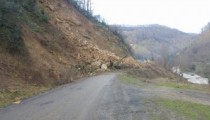 GÜMELİ’DE HEYELAN YOLU KAPATTI