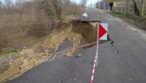 ALAPLI ORMANLI KARAYOLU ULAŞIMA KAPATILDI