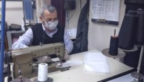 TERZİ KARTAL GÖNÜLLÜ MASKE DİKİYOR