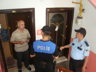 POLİSLER 2 SAATTE 100 KAPI ÇALDI