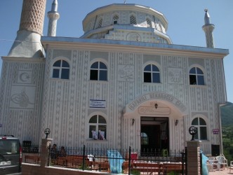 HAYIRSEVERLERİN YARDIMLARIYLA YAPILAN CAMİ İBADETE ACILDI