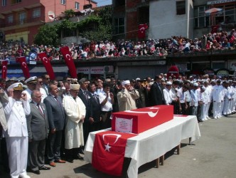 ORMANLI ŞEHİDİNİ BAĞRINA BASTI