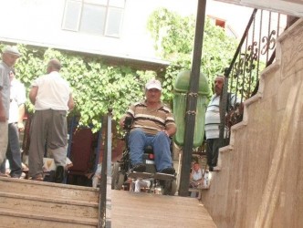 ENGELLİ VATANDAŞ RAMPAYA TAKILDI