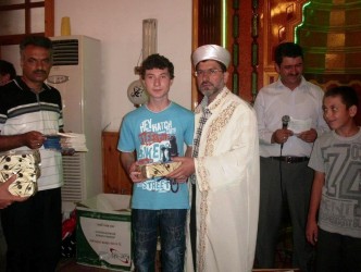 NAMAZA GİDEN ÖĞRENCİLER ÖDÜLLENDİRİLDİ