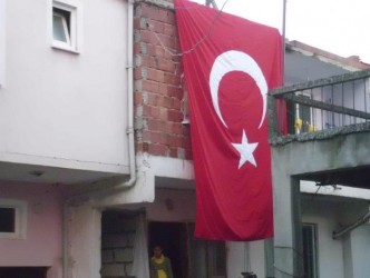 ŞEHİT EVİNE BAYRAK ASILDI