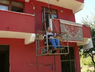 ENGELLİ, EVİNE VİNÇ  İLE ÇIKIYOR