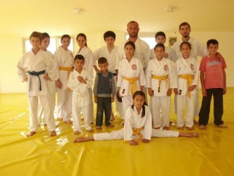 GENÇLERE SPORU SEVDİRİYOR