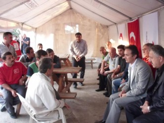 MHP  İL BAŞKANI ŞEHİT AİLESİNİ ZİYARET ETTİ