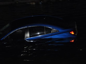 OTOMOBİL DENİZE UÇTU