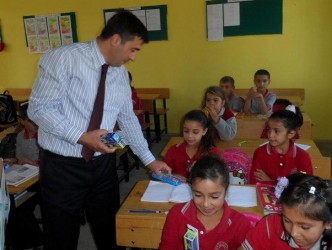KAYMAKAMDAN ÖĞRENCİLERE  HEDİYE