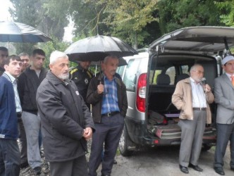 YAĞMUR YAĞARKEN BİLE DUA YAPTILAR