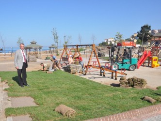 ALAPLI BELEDİYESİ SAHİL PARKI ÇİMLENDİRİLİYOR