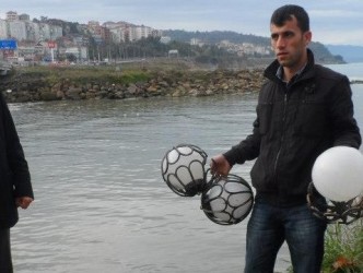 KENDİNİ BİLMEZ KİŞİLER PARKTAKİ LAMBALARI KIRDI
