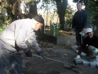 İHTİYAR DELİKANLILAR PARKE TAŞI DÖŞEDİLER