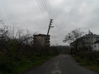 ELEKTRİK DİREKLERİ TEHLİKE ARZEDİYOR