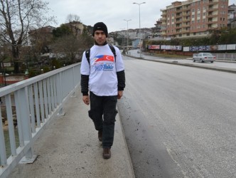 EŞİNE KAVUŞABİLMEK İÇİN YÜRÜYOR