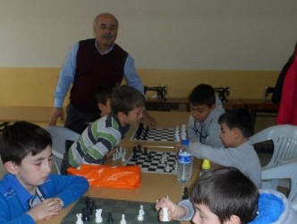 EMEKLİ ÖĞRETMEN SATRANÇ KURSU VERİYOR