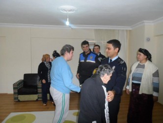 POLİSLER ENGELLİLERİ ZİYARET ETTİ