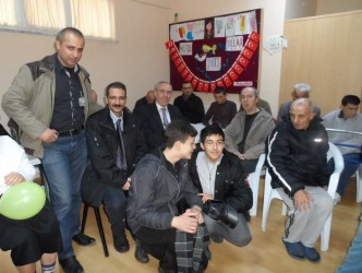 ENGELLİLERE  YILBAŞI KUTLAMASI YAPTILAR