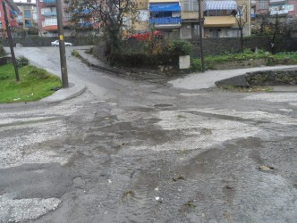 YAĞMUR SULARI YOLU TAHRİP EDİYOR