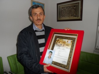 ŞEHADET BELGESİNİ ŞEHİT BABASINA TESLİM ETTİLER