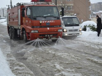 DENİZ SUYU İLE KAR MÜCADELESİ YAPILIYOR