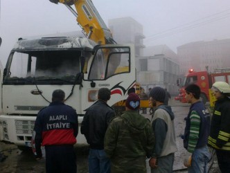 ALAPLI’DA KAMYON VİNÇ YANDI