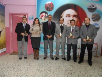 ÖĞRETMENLERE PLAKET VERDİ