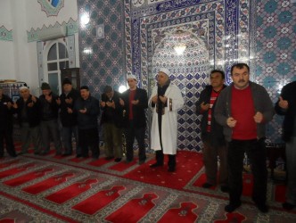 SABAH NAMAZINA KATILIM ARTIYOR