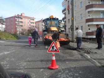 BOZULAN YOLLARA YAMA YAPILIYOR