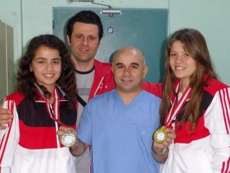 BADMİNTONDA MADALYA ALDILAR