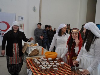 ÜZÜM HOŞAFI VE EKMEK DAĞITTILAR