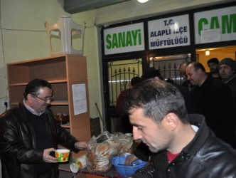 SANAYİ CAMİSİNDE KAHVALTI VE ÇORBA İKRAMI