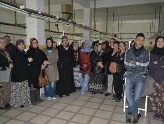 TEKSTİL FABRİKASI İŞÇİLERİ EYLEM YAPTI