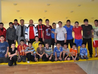 MUTLU GÜREŞÇİLERE ZİYARET ETTİ