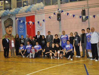 KONAK BAYANLARI POLİSLERİ YENDİ