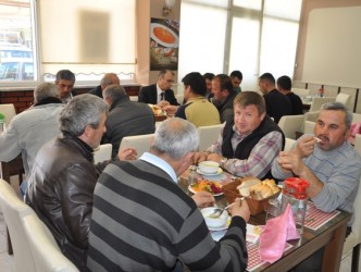 BELEDİYE FEN İŞLERİ PERSONELİNE YEMEK