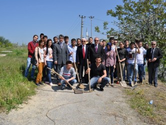 ÖĞRENCİLER FİDAN DİKTİ