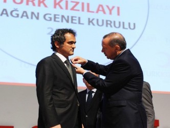 REKTÖR MAHMUT ÖZER’E ALTIN MADALYA