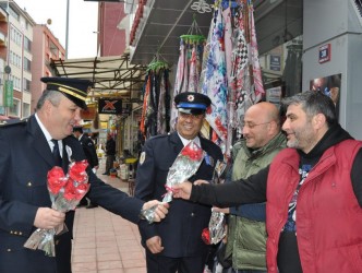 POLİSLER HALKA KARANFİL DAĞITTI