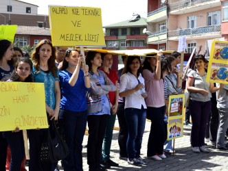 HEDİYE VERECEĞİZ DİYE ÖĞRENCİLERİ SICAĞIN ALTINDA BEKLETTİLER!