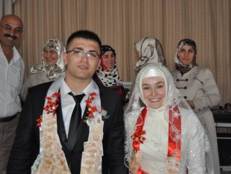 AHMET YILMAZ İLE SEVİM YÜKSEL DÜNYA EVİNE GİRDİ