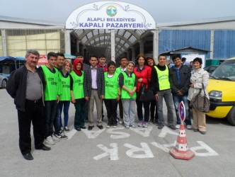ÖĞRENCİLER PAZAR ALIŞVERİŞİ YAPANLARA YARDIMCI OLDU