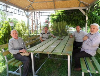ÇEVRECİ MUHTAR AĞACA KIYAMADI