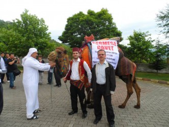 KERMES İÇİN GETİRİLEN DEVE İLGİ GÖRÜYOR